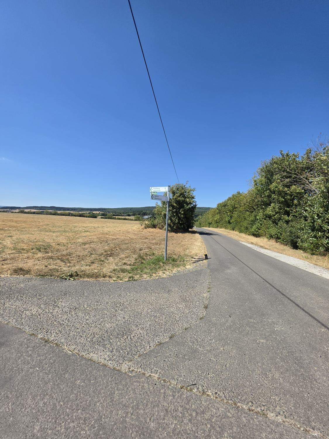 Radwegweiser nach Kirchberg, Hennweiler, Kirn und Oberhausen auf trockener Hochfläche