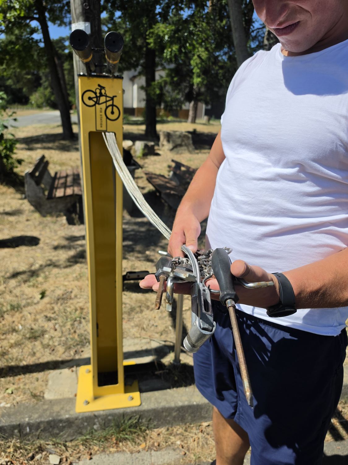 Hände pumpen mit der Standpumpe einer Fahrrad-Reparaturstation