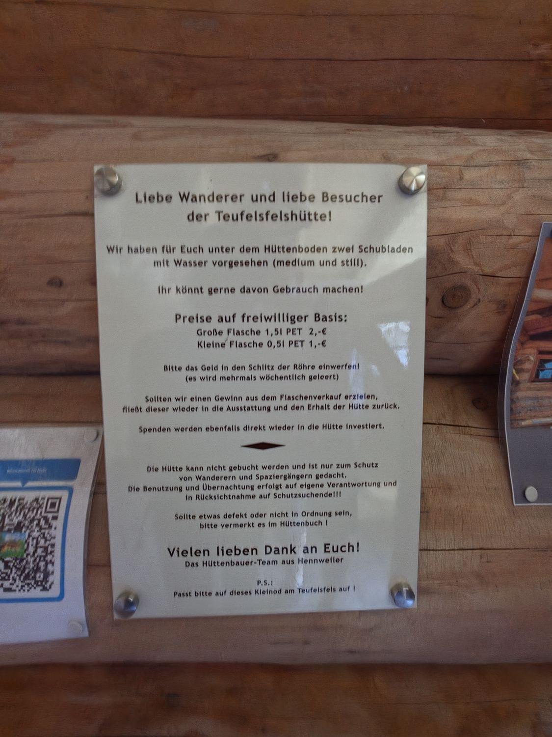 Hinweistafel der Teufelsfelshütte mit Wasserpreisen auf freiwilliger Basis