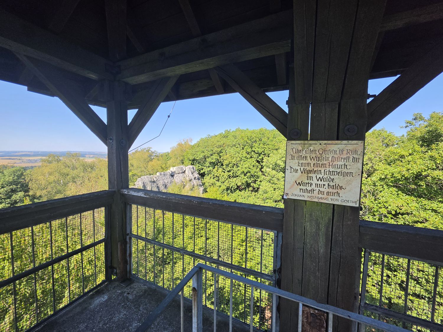 Blick von der Turmplattform auf den Quarzitfelsen Teufelsfels, daneben eine Goethe-Tafel