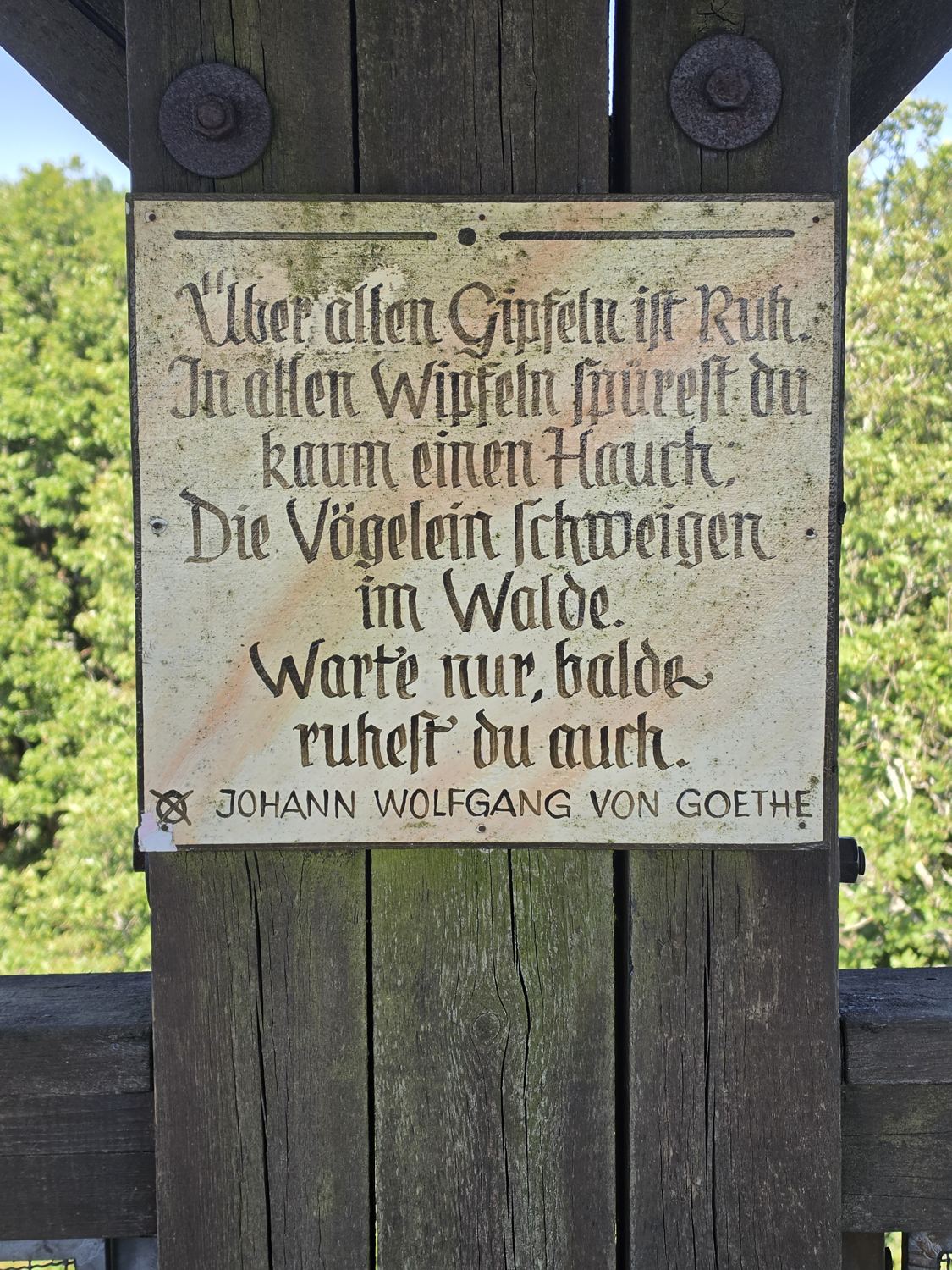 Holztafel mit Goethes Wandrers Nachtlied am Aussichtsturm