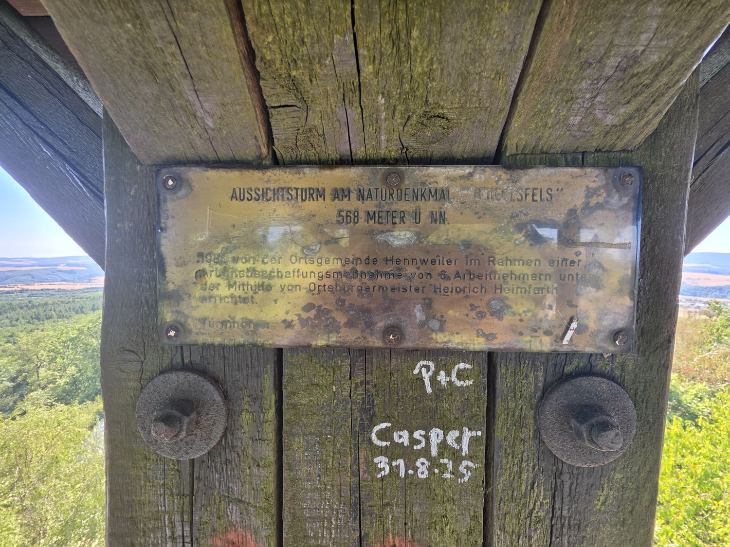 Messingtafel am Turm: Aussichtsturm am Naturdenkmal Teufelsfels, 568 Meter ü NN